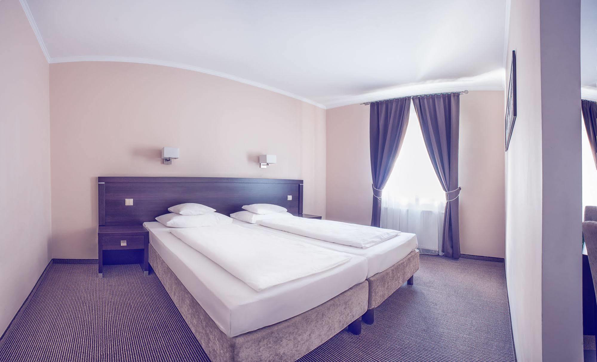 Hotel Niemcza Wino & Spa ภายนอก รูปภาพ